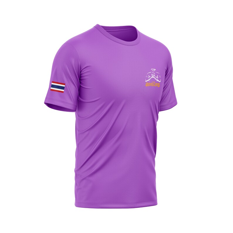 Puede incluir: Una camiseta morada de manga corta con un peque&ntilde;o gr&aacute;fico en el pecho y una bandera tailandesa en la manga izquierda. El gr&aacute;fico incluye texto. La camiseta est&aacute; hecha de un material liso, probablemente atl&eacute;tico.