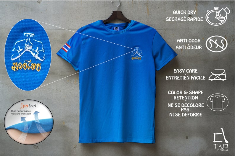Puede incluir: Camiseta deportiva azul con mangas cortas, con bordados en escritura tailandesa y un gr&aacute;fico de un artista marcial. La camiseta incluye la bandera tailandesa en la manga y est&aacute; dise&ntilde;ada para un secado r&aacute;pido y f&aacute;cil cuidado.