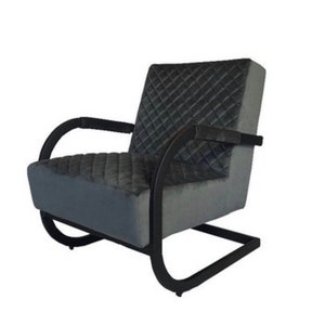 Puede incluir: Un sill&oacute;n de metal negro con un asiento y respaldo de tela acolchada gris. El sill&oacute;n tiene un dise&ntilde;o curvo y moderno.