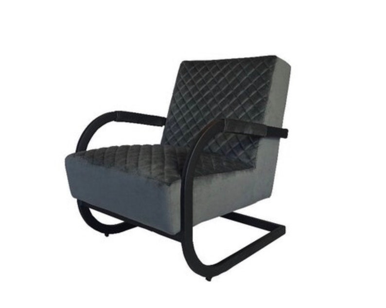 Puede incluir: Un sill&oacute;n de metal negro con un asiento y respaldo de tela acolchada gris. El sill&oacute;n tiene un dise&ntilde;o curvo y moderno.