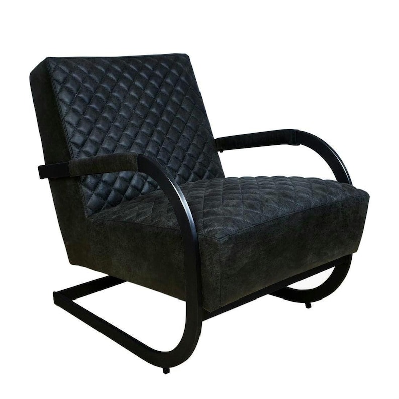 Puede incluir: Un sill&oacute;n acolchado negro con un marco de metal y patas curvadas. El sill&oacute;n tiene un patr&oacute;n de diamante en la tapicer&iacute;a.