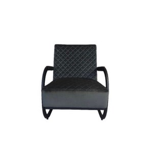 Puede incluir: Un sill&oacute;n acolchado negro con brazos y patas de madera curvados. El sill&oacute;n tiene un patr&oacute;n de diamante en la tapicer&iacute;a.