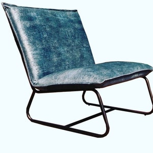 Puede incluir: Una silla tapizada en azul con estructura de metal negro. La silla tiene un dise&ntilde;o simple y moderno.