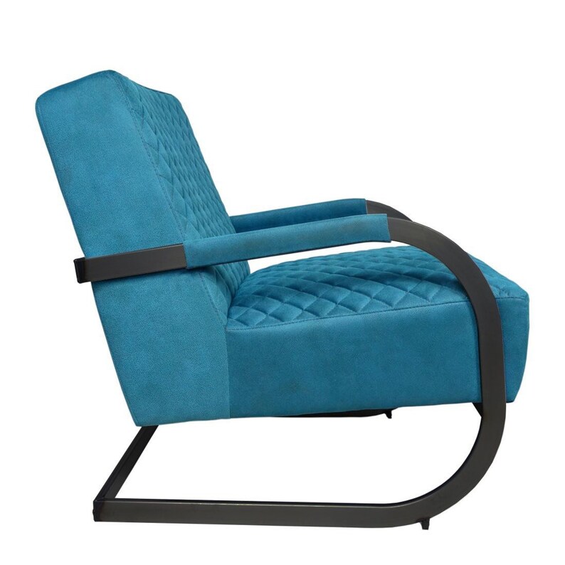 Puede incluir: Un sill&oacute;n azul turquesa con tapicer&iacute;a de tela acolchada y estructura de metal negro. El sill&oacute;n tiene un dise&ntilde;o curvo &uacute;nico y una est&eacute;tica moderna.