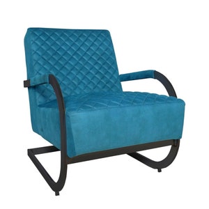 Puede incluir: Un sill&oacute;n azul turquesa con tapicer&iacute;a de tela acolchada y estructura de metal negro. El sill&oacute;n tiene un dise&ntilde;o curvo &uacute;nico y un aspecto c&oacute;modo y acogedor.