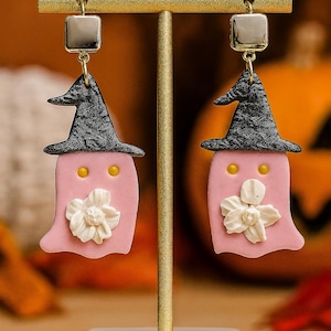 Rosa Geist Hexe Ohrringe mit floralen Details Halloween baumeln Ohrringe gruselige süße handgemachte Polymer Ton Schmuck für Herbst Geschenk für Sie
