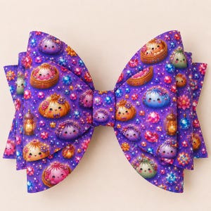 K&ouml;nnte beinhalten: Eine Haarschleife mit einem leuchtend violetten Hintergrund, der mit kleinen, l&auml;chelnden Kn&ouml;del-Figuren, leuchtenden Laternen und bunten, funkelnden Edelsteinen bedruckt ist. Das Design in Rosa-, Blau- und Oranget&ouml;nen bildet ein dichtes, sich wiederholendes Muster auf der gesamten Oberfl&auml;che.