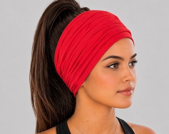Könnte beinhalten: Ein leuchtend rotes Stirnband aus weichem Stoff. Das breite, geraffte Design bedeckt die Stirn und sitzt bequem um den Kopf. Dieses Accessoire ist perfekt für Workouts, Yoga oder um jedem Outfit einen Farbtupfer zu verleihen.
