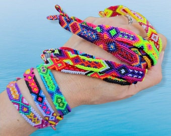 Pulsera de Amistad Tejida Mexicana, diseño Punta de Flecha, Nylon Omega, anudada, en Colores Brillantes, Pulseras Surfistas, Boho Chic, Macrame