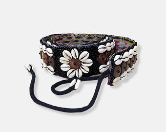 Ceinture perlée faite à la main avec des cauris et des boutons de noix de coco, motif floral, couleur noire et crème, ceinture faite artisanalement, ceinture tribale ethnique