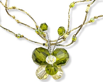 Collana corta con farfalla di cristallo verde - Girocollo in filo di seta multifilo realizzato a mano - Delicati gioielli con insetti