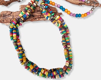 Collier de perles multicolores éclatants, bijoux bohèmes artisanaux, superposition de perles en os de vache, collier artisanal éclectique, cadeau pour les amateurs de bijoux