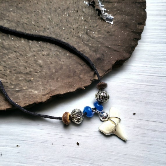 Collier Dent De Requin Surf - Pendentif 2x3.5cm - Perles Bois - Fil Ciré Noir - Style Vintage Homme