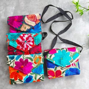 Handgefertigte Blumentasche, Huipil bestickte Geldbörse, Umschlagform, langer Riemen, Boho-Schultertasche, ethnische Geldbörse, Naturtasche