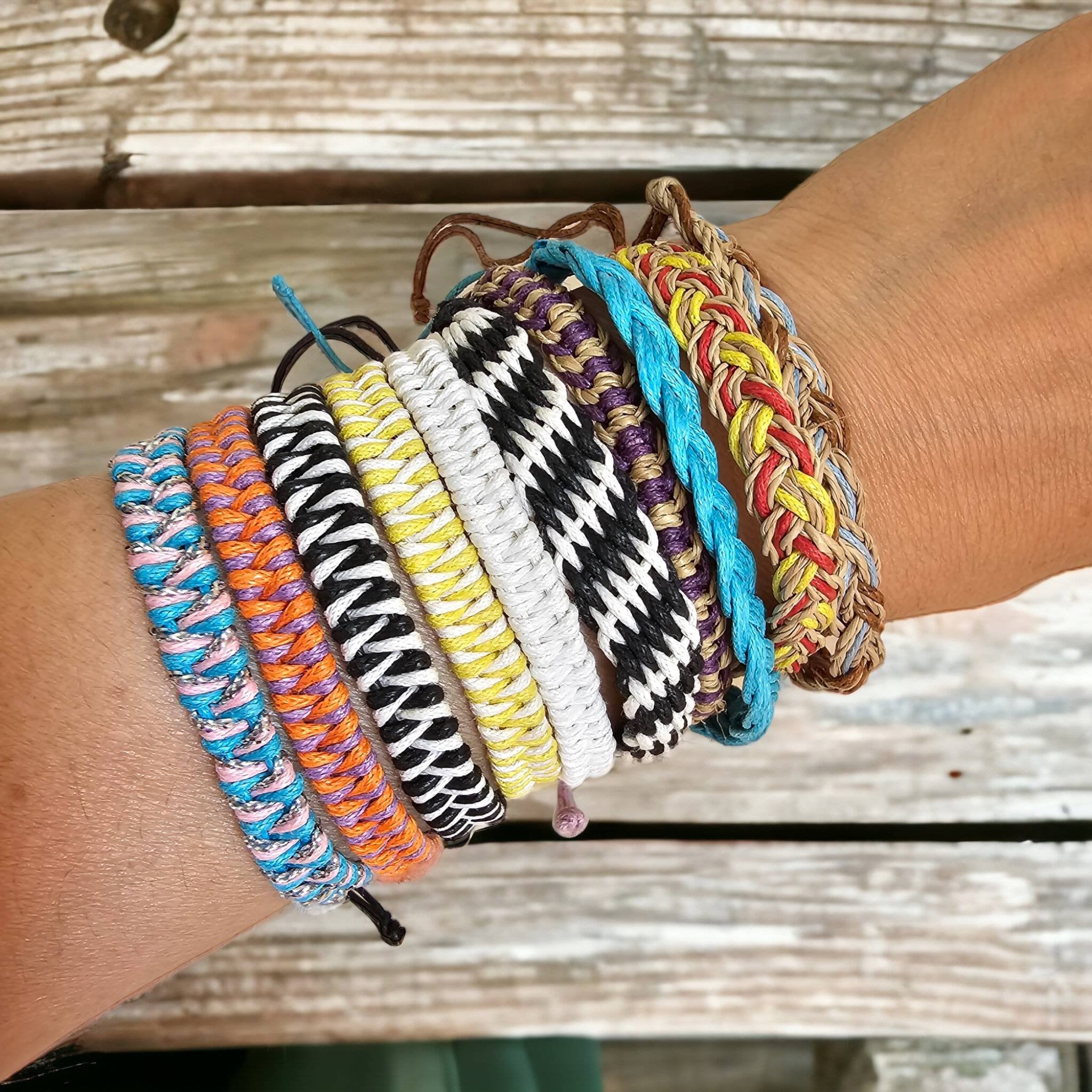 Horizontal Stripe Friendship Bracelets * Moms and Crafters