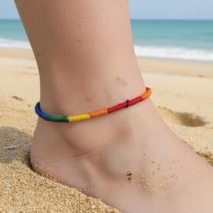 Regenbogen Baumwoll-Fußkettchen • Handgemachtes dünnes gewebtes Band • Verstellbarer bunter Schmuck