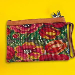 Cartera de cuero hecha a mano para mujer con huipil bordado: bolso de mano con tulipán floral y rosa, bolsa étnica guatemalteca con cremallera, bolso boho chic