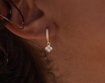 Pendientes colgantes de acero inoxidable con un brillante trébol y óxido de circonio.
