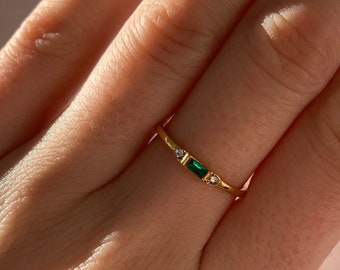 Women's modern stainless steel ring with green zirconium / fine ring set in gold water resistant
