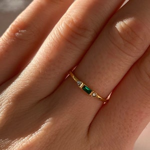 Women's modern stainless steel ring with green zirconium / fine ring set in gold water resistant