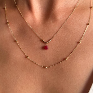 Delicata collana a doppio filo con pietra naturale rosa fucsia / Collana da donna in acciaio inossidabile con catena a sfere e ciondolo a goccia
