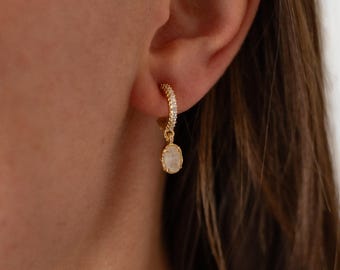 Pendientes colgantes de acero inoxidable con cristal de roca ovalado y circonita cúbica brillante.