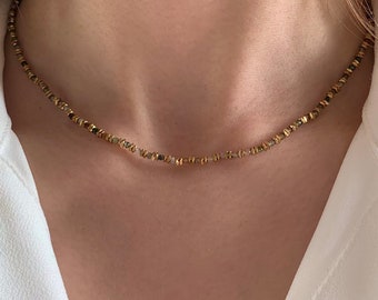 Collier pierre naturelle Tourmaline / Collier femme perles dorées, beige, vertes et mauves