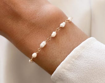 Delicate freshwater pearl bracelet / Women's bracelet with white mother-of-pearl beads