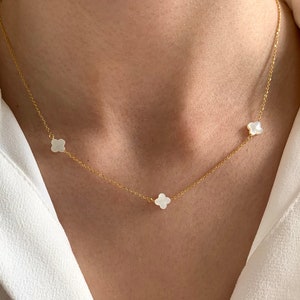 Fine stainless steel necklace with fine chain and mother-of-pearl clover pendant