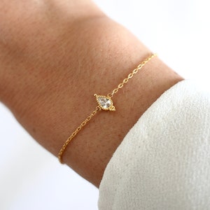 Women's gold-plated bracelet with shiny zircon drop, diamond effect, fine chain / Minimalist fine bracelet
