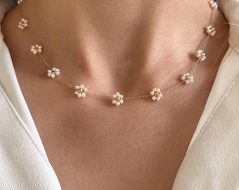 Freshwater pearl flower necklace / Mother-of-pearl summer necklace