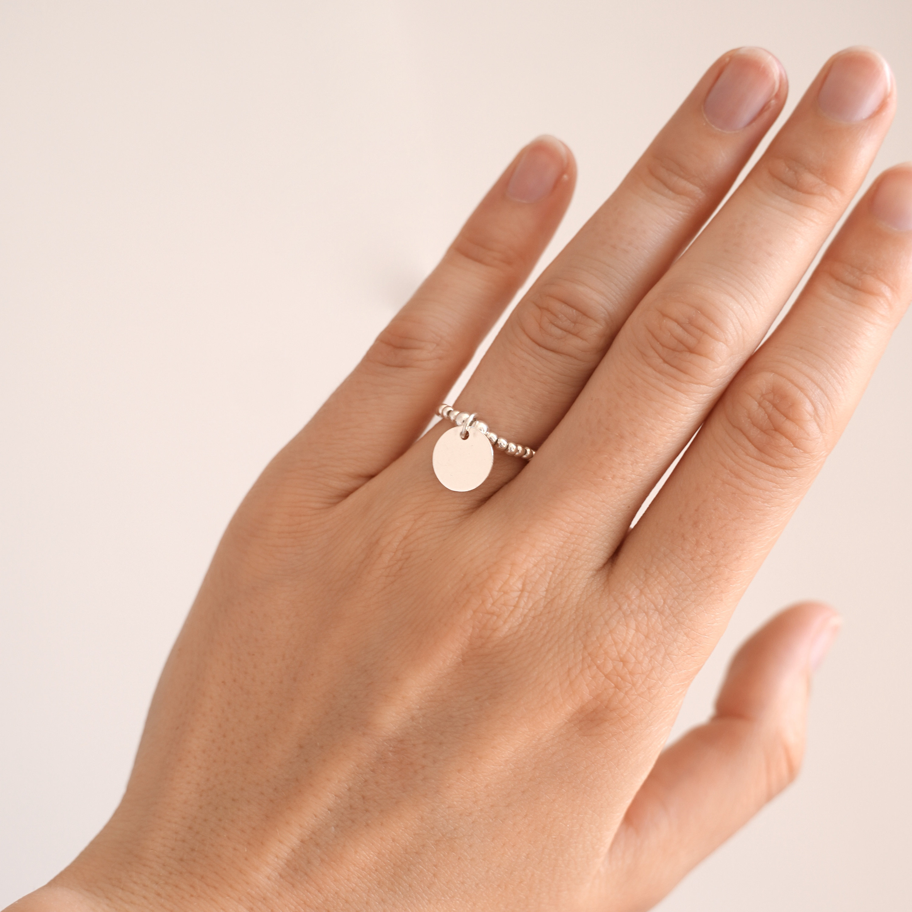 Bague Vintage Réglable En Acier Inoxydable Argenté Avec Perles Et Pampilles Noires - Occasion En Très Bon état