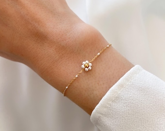 White beaded flower bracelet / Women's white flower bracelet