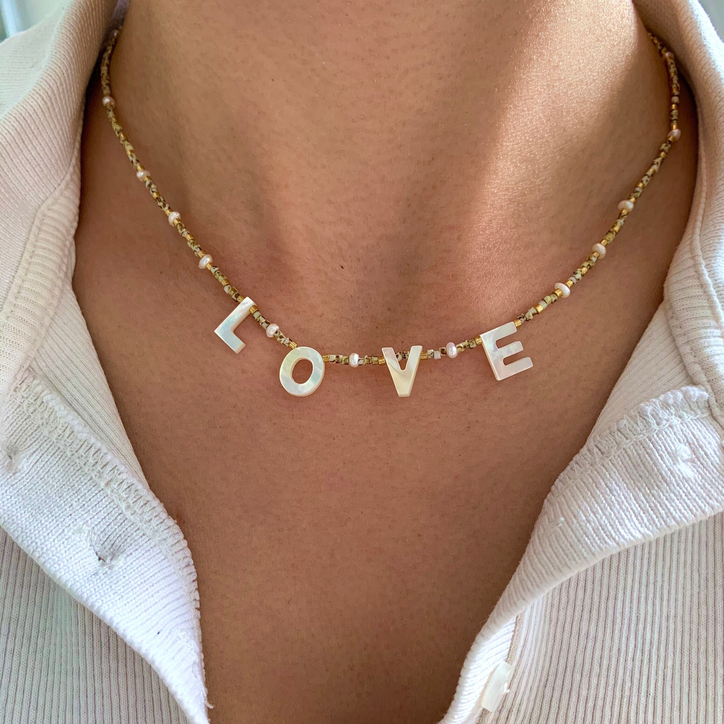 Natural stone necklace LOVE mother-of-pearl / Women's necklace pearls round pendant stainless steel