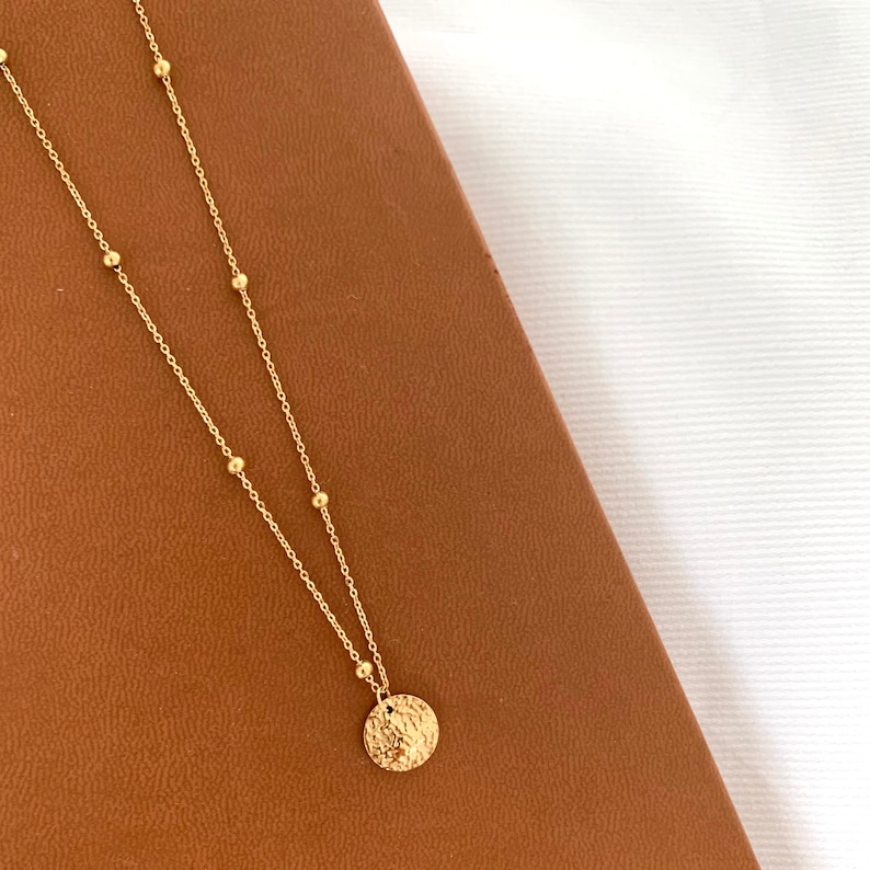 Collier acier inoxydable pendentif rond martelé chaine boule / Collier femme fin chaine billes image 3