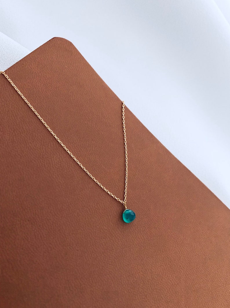 Collier fin chaine acier inoxydable pendentif pierre Agathe verte / Collier femme minimaliste chaine fine pierre naturelle goutte Agathe verte