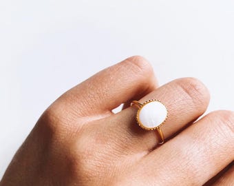 Anillo de acero inoxidable para mujer con nácar blanco / Anillo de oro ajustable con piedra ovalada