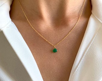 Verguld roestvrijstalen ketting met een natuurlijke groene agaatsteen.