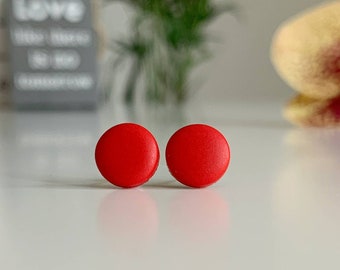 Rode stud oorbellen, mat rode oorbellen, schijf oorbellen, kerst rode studs, eenvoudige studs rood, titanium oorbellen, ronde platte studs voor haar