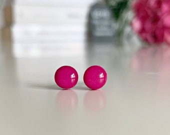 Boucles d'oreilles magenta minimalistes, petites boucles d'oreilles de 6 mm, boucles d'oreilles en titane, bijoux modernes pour enfants, clous rose vif minimaux, boucles d'oreilles hypoallergéniques