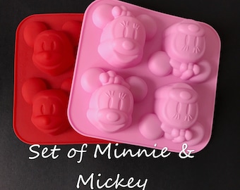 Puede incluir: Conjunto de dos moldes para hornear de silicona, uno rosa y uno rojo. El molde rosa tiene cuatro formas de Minnie Mouse y el molde rojo tiene tres formas de Mickey Mouse. Los moldes están etiquetados como "Set of Minnie & Mickey".