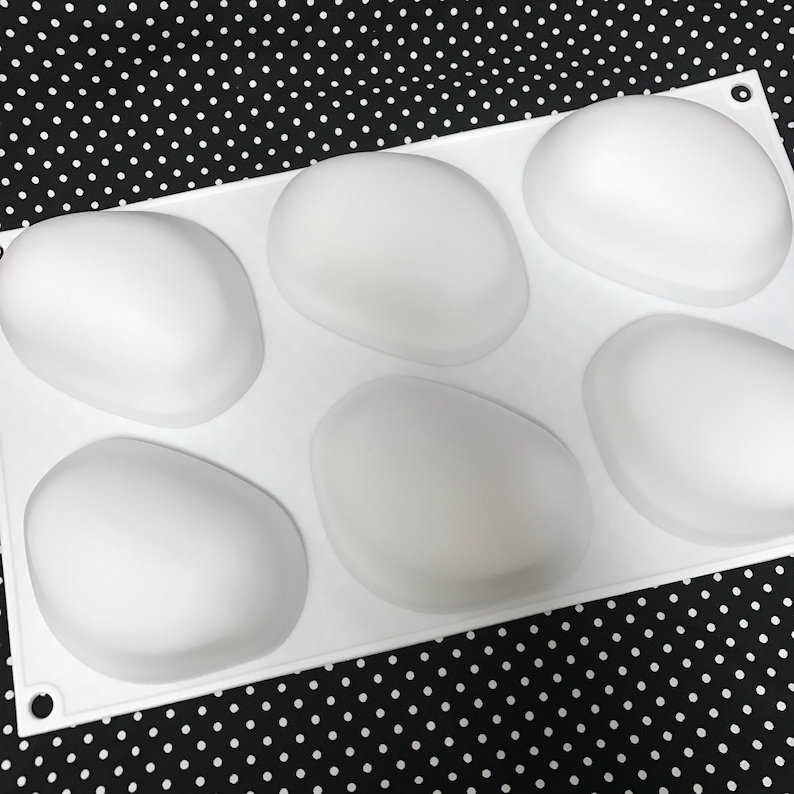 Puede incluir: Molde de silicona blanco con seis cavidades ovaladas. El molde est&aacute; dise&ntilde;ado para crear peque&ntilde;as formas redondeadas, como jab&oacute;n o caramelos.