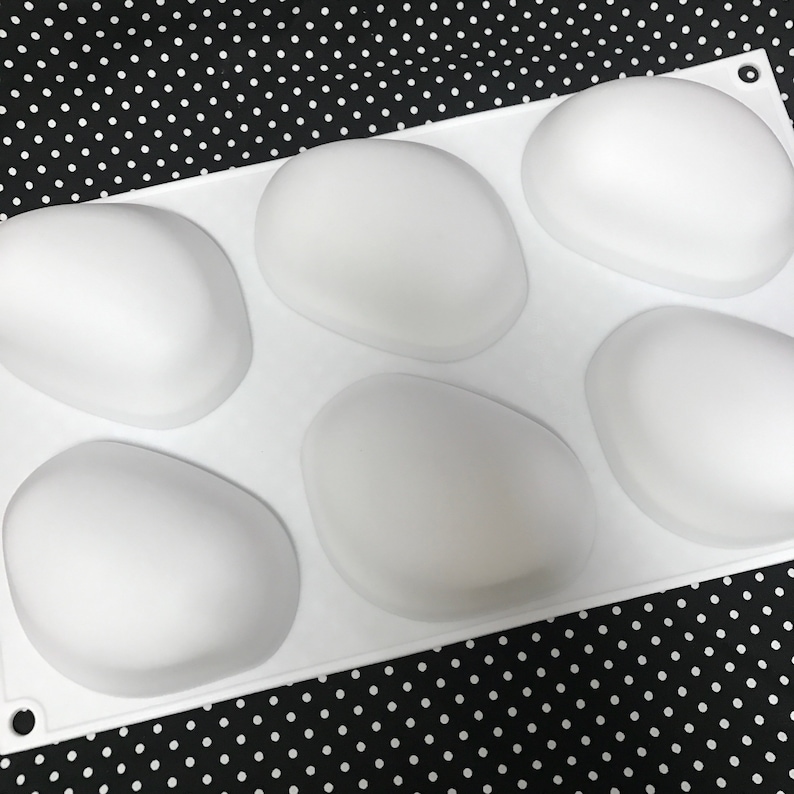 Puede incluir: Molde de silicona blanco con seis cavidades ovaladas. El molde est&aacute; dise&ntilde;ado para hacer jab&oacute;n, chocolate u otras golosinas.