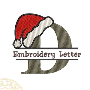 Op de afbeelding: Een geborduurde letter "D" met een kerstmutsontwerp. De letter is olijfgroen en de muts is rood met een witte rand en een witte pompon. De tekst "Embroidery Letter" staat eronder.