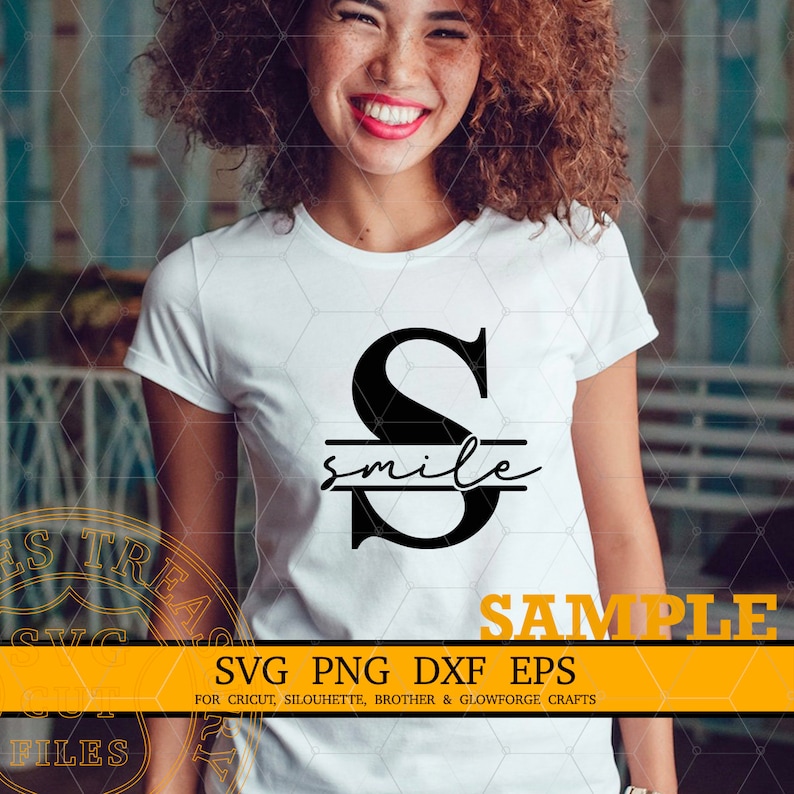 Puede incluir: Una camiseta blanca con una letra negra "S" y la palabra "smile" escrita en letra cursiva sobre una l&iacute;nea horizontal.