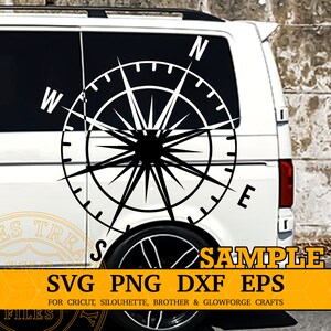 Könnte beinhalten: Schwarz-weißes Kompass-Design-Aufkleber auf einer weißen Van-Scheibe. Die Kompassrose hat Richtungsanzeigen und ein zentrales Sternmuster. Der Text unten lautet "SAMPLE" und "SVG PNG DXF EPS" für Bastelarbeiten.