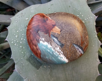 Grizzly Bear fishing salmon - Acrylic painting on rock - paperweight