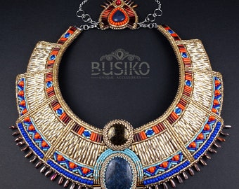 Geborduurde halsketting met Egyptische kralen. Verklaring Cleopatra sieraden. Oude Egypte slabbetjeketting