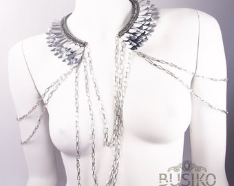 Pegasus-Silberhalskette. Halskette mit Kleopatra-Kragen. Ägyptischer Schuppenpanzer-Latz. Halskette aus Perlen und Pailletten. Perlenbestickte Halsketten.
