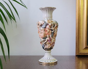 ヴィンテージ カポディモンテ製 象牙色花瓶 金彩装飾付き。イタリア製